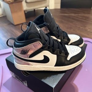 Jordan 1 Mid SE
Black/Bleached coral – white Size 2